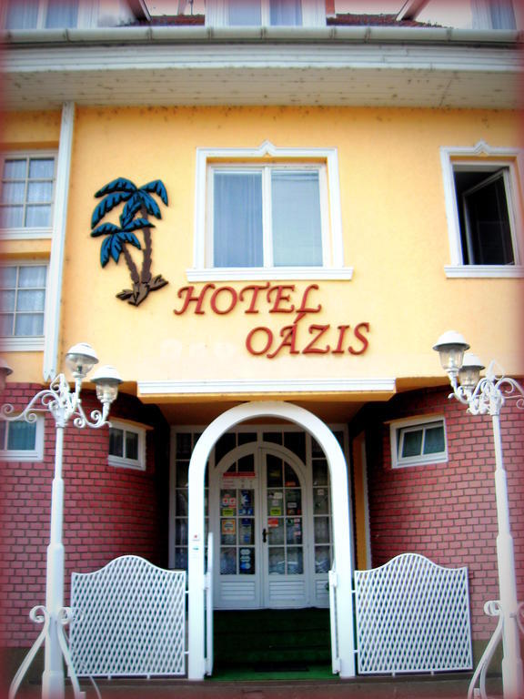 Oazis Hotel Etterem Kiskunfelegyhaza Exterior photo